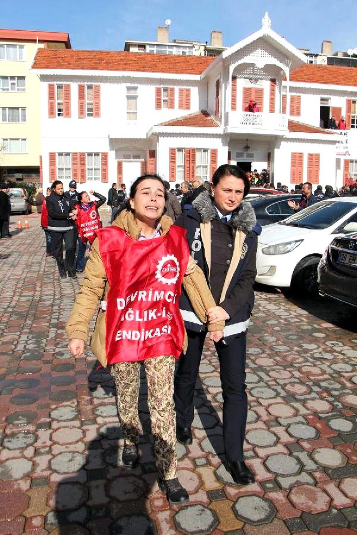 Eylemdeki İşçiler Hastanede Eylem Yapınca 35 Kişi Gözaltına Alındı
