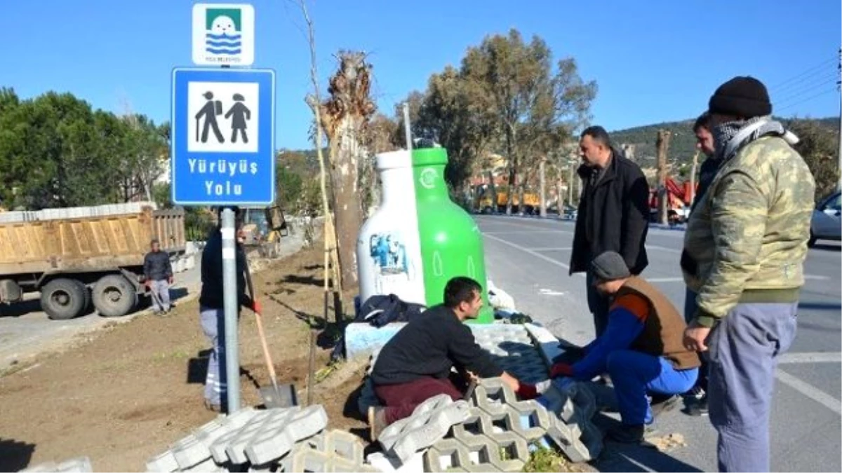 Foça\'da Yol Yapım ve Kaldırım Çalışmaları