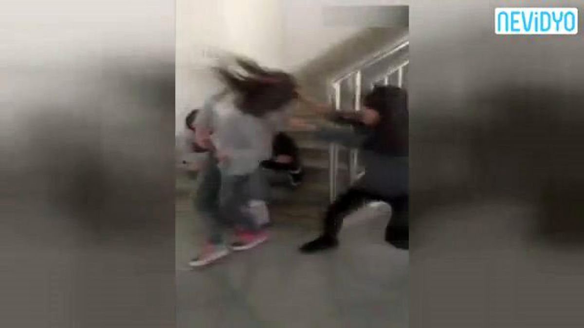 Genç Kızı Öldüresiye Dövdüler