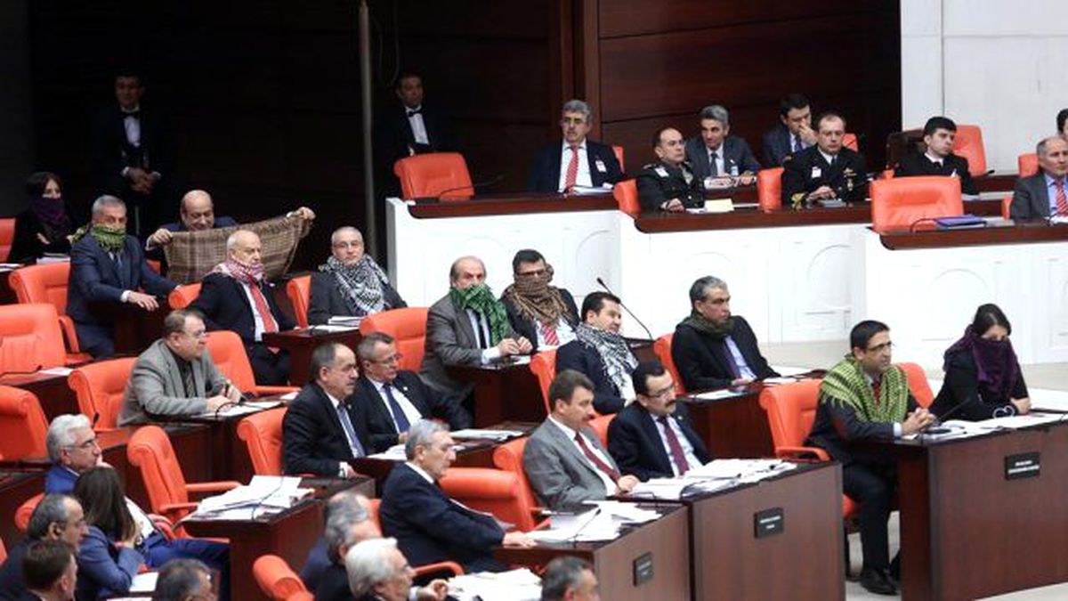 HDP\'li Vekillerden Genel Kurul\'da Poşulu Protesto