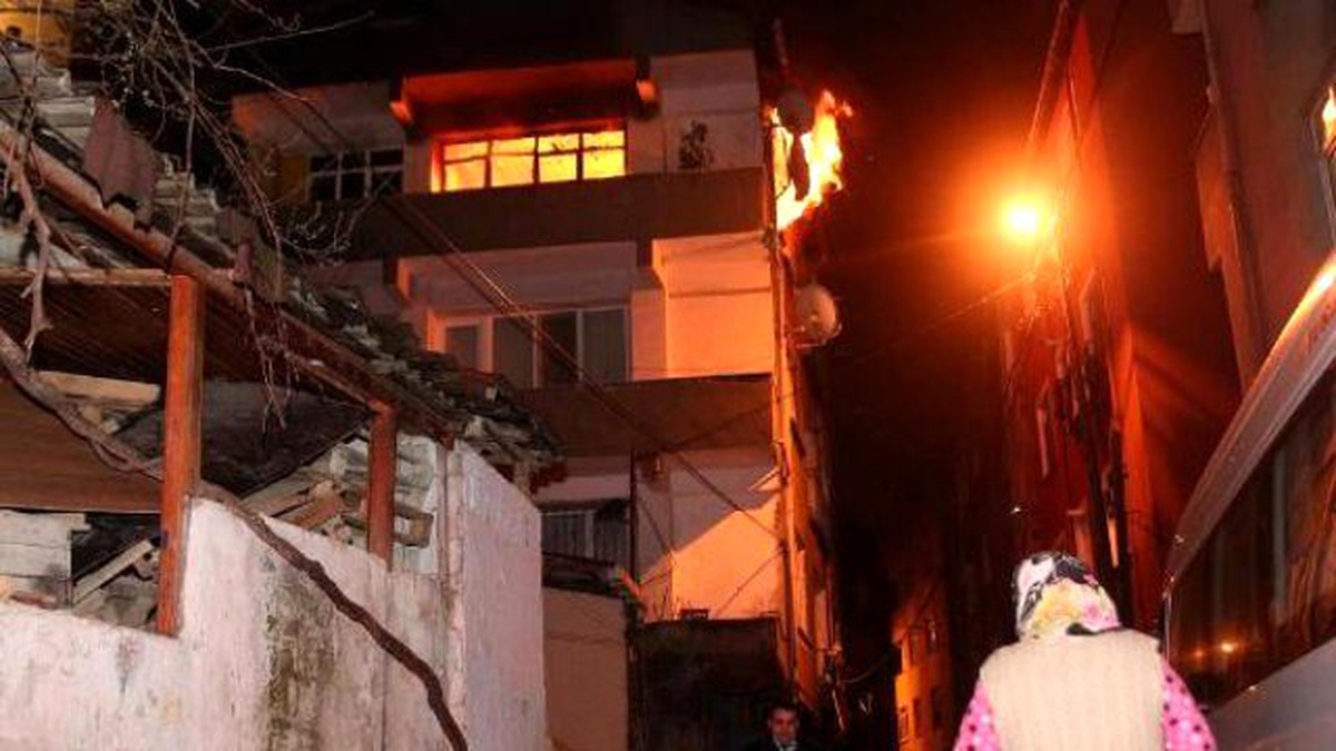 İftaiyenin Sokağa Girebilmesi İçin Araçları İterek Kaldırdılar