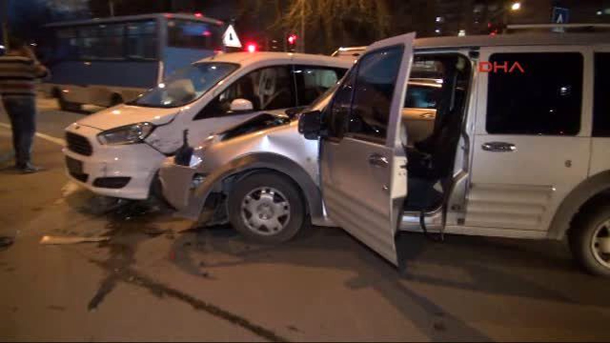 İzmit\'te Ambulansa Yol Vermek İsteyince Kaza Yaptı