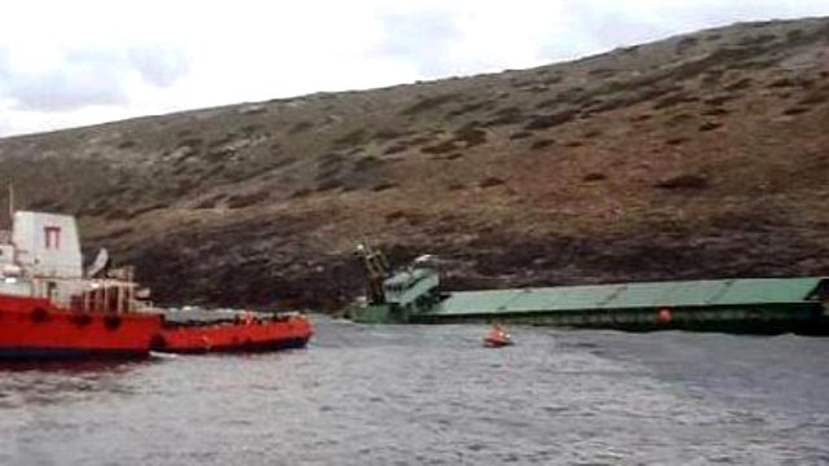 Komşuda Kayalıklara Oturan Kargo Gemisi Battı