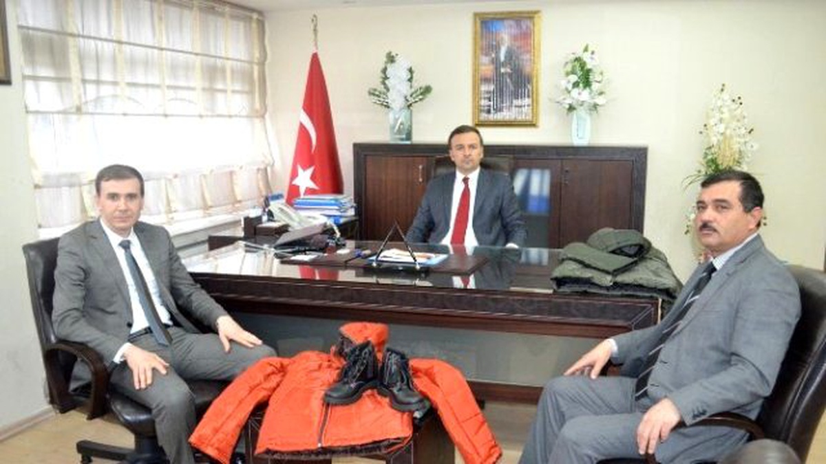 Kula\'da Öğrencilere Kıyafet ve Ayakkabı Yardımı
