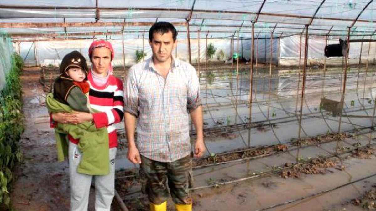 Kumluca\'da Şiddetli Yağışta Dere Taştı Seraları Su Bastı (2)