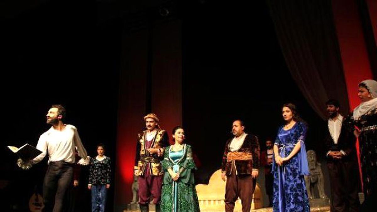 Kürtçe \'Hamlet\' Van\'da İlgiyle İzlendi