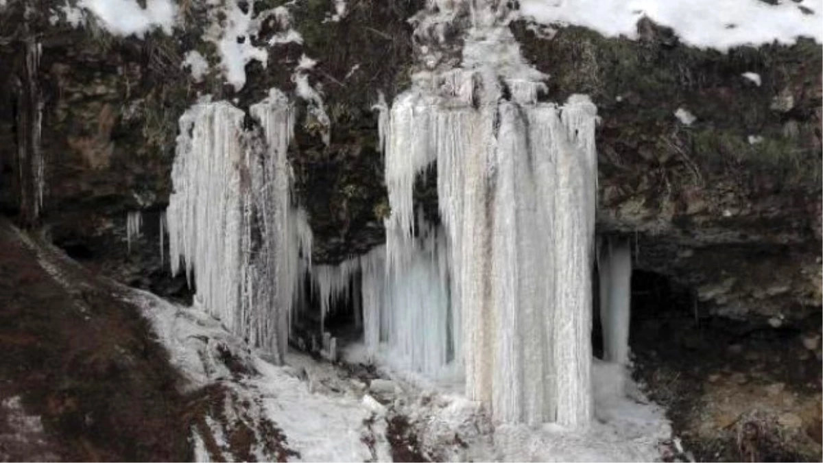 Kurtik Dağı\'nda Buzdan Tablo