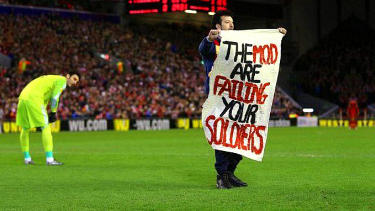 Liverpool-Beşiktaş Maçında Sahaya Giren Protestocu Keskin Nişancıymış