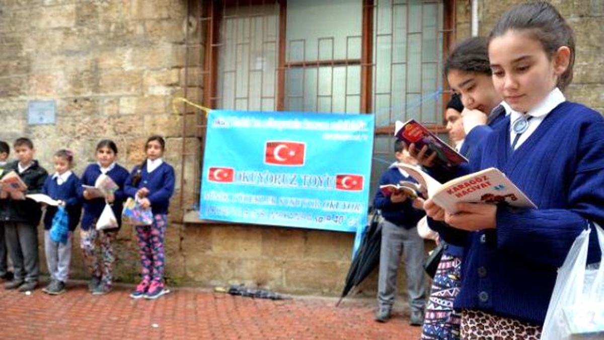 Öğrenciler, Kitap Okumaya Dikkat Çekmek İçin Sokakta Kitap Okuyor
