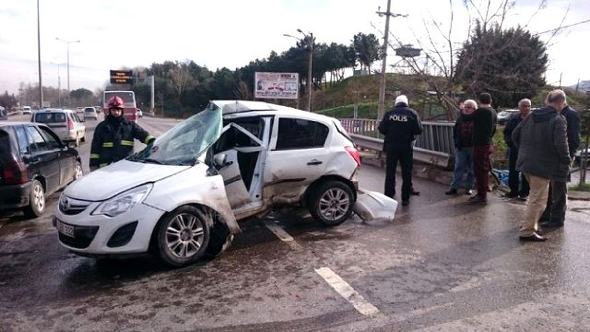 Otomobil Köprü Korkuluğuna Çarptı: 1 Yaralı