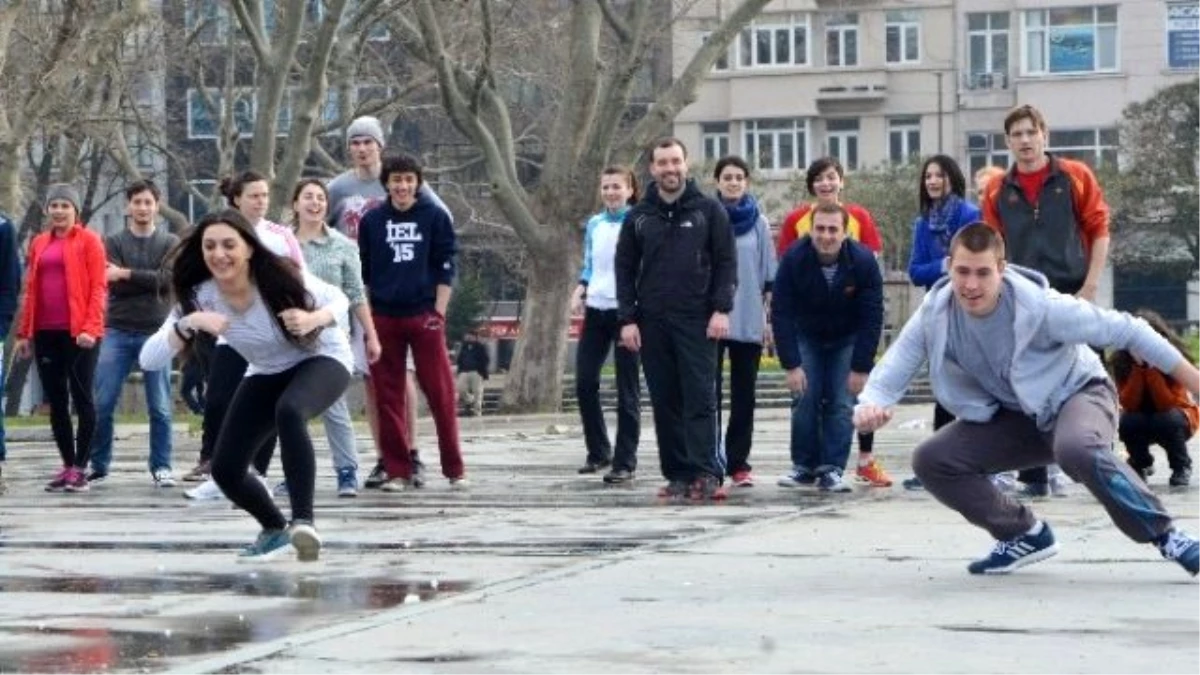 Erasmus Öğrencileri Gezi Parkı\'nda Sek Sek Oynadı