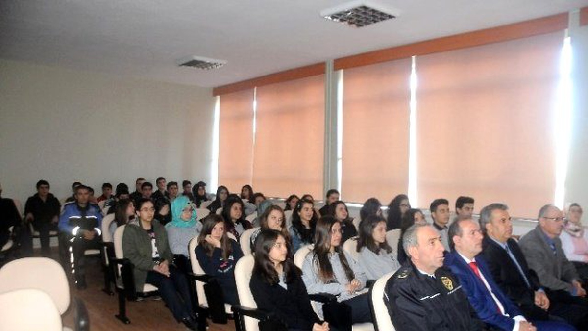 Polisten Öğrencilere "Güvenli İnternet" Konferansı