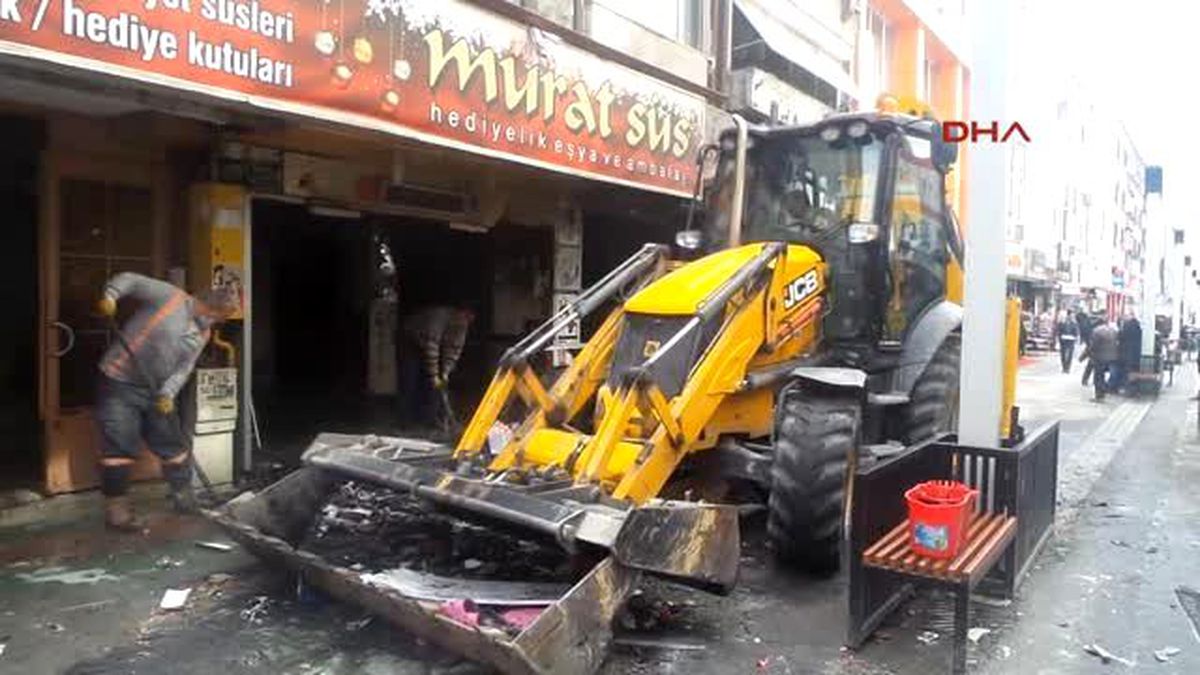 Sakarya Hediyelik Eşya Dükkanı Yandı, 6 Kişi Dumandan Etkilendi