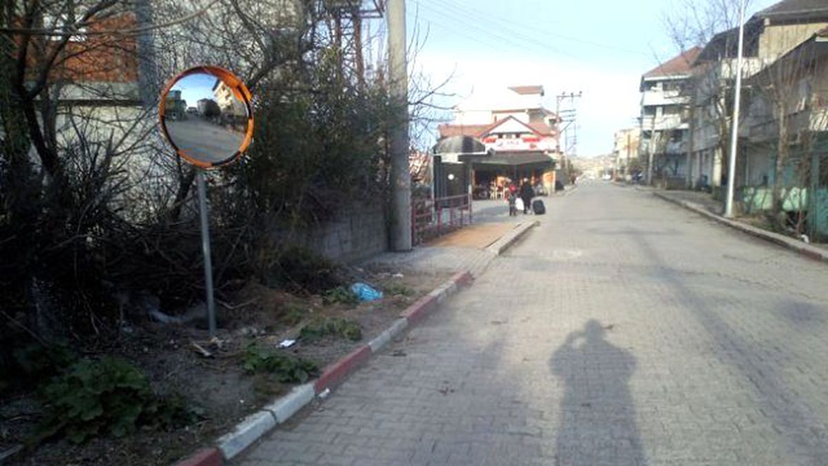 Saltukova\'da Sürücüler İçin Ayna Yerleştirildi