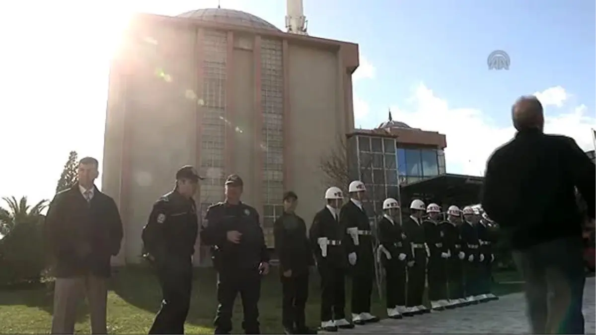 Şehit Hava Pilot Üsteğmen Özkaya\'nın Eşi, Tabutu Mezarına Kadar Omuzladı