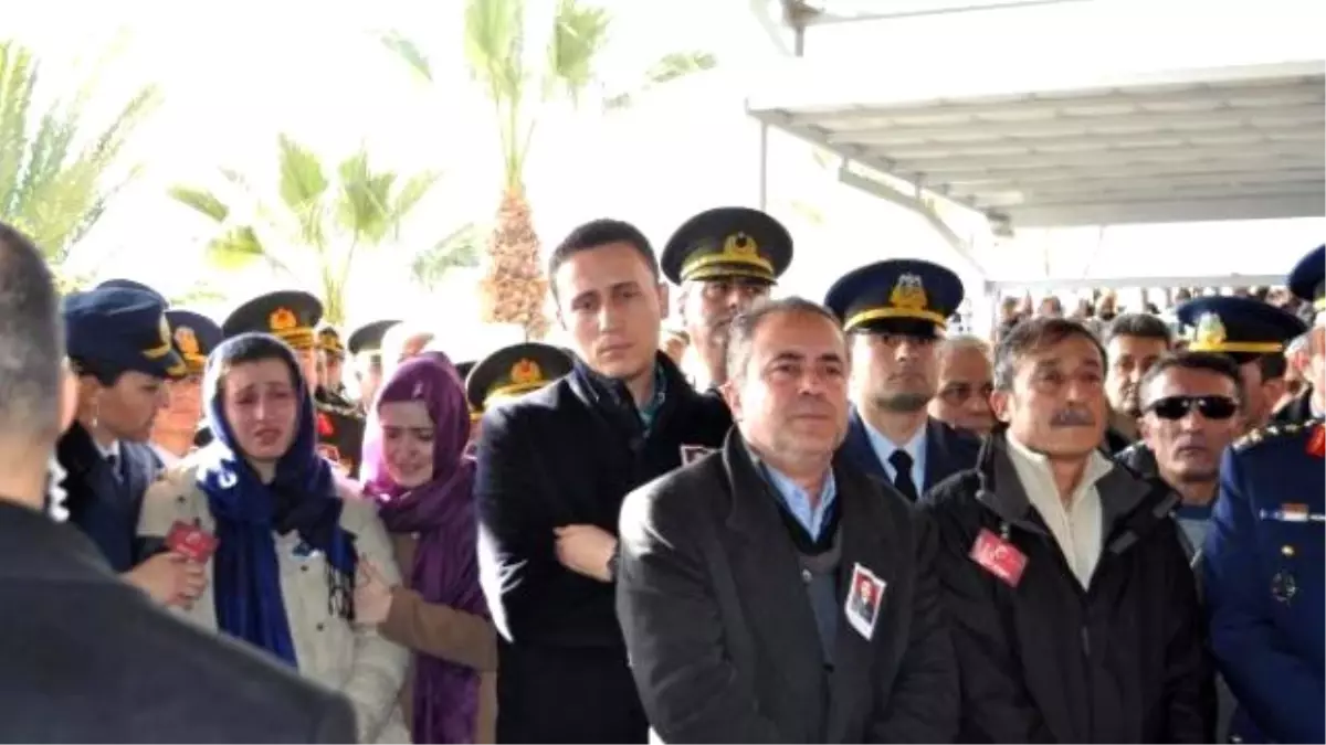 Şehit Pilot Üsteğmen Özkaya, İzmir'de Toprağa Verildi