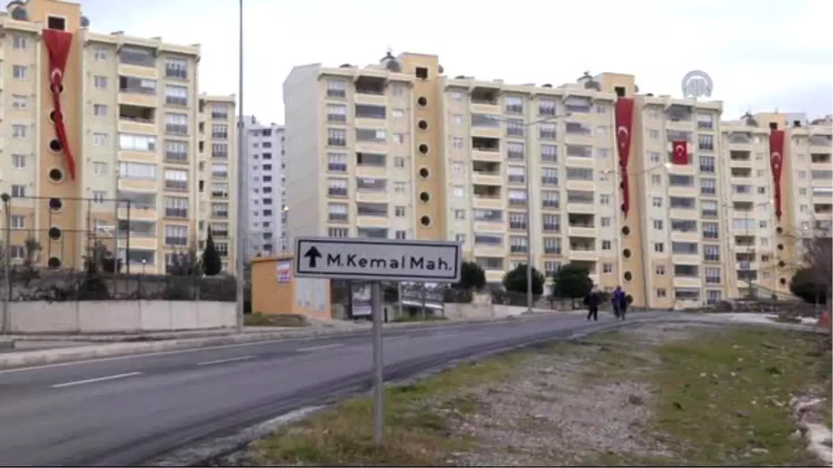 Şehit Yüzbaşı Özkaya'nın Baba Evi, Bayraklarla Donatıldı