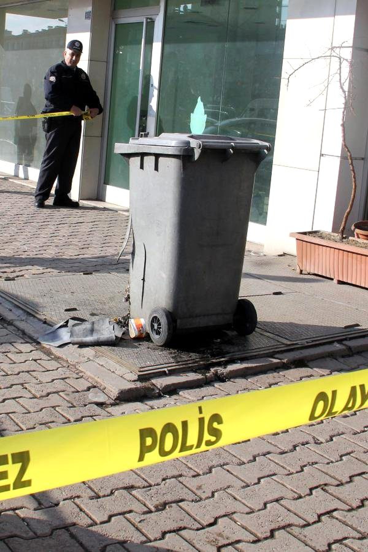 Şişirdiği Otomobil Lastiği Patladı, Babası Yaralandı
