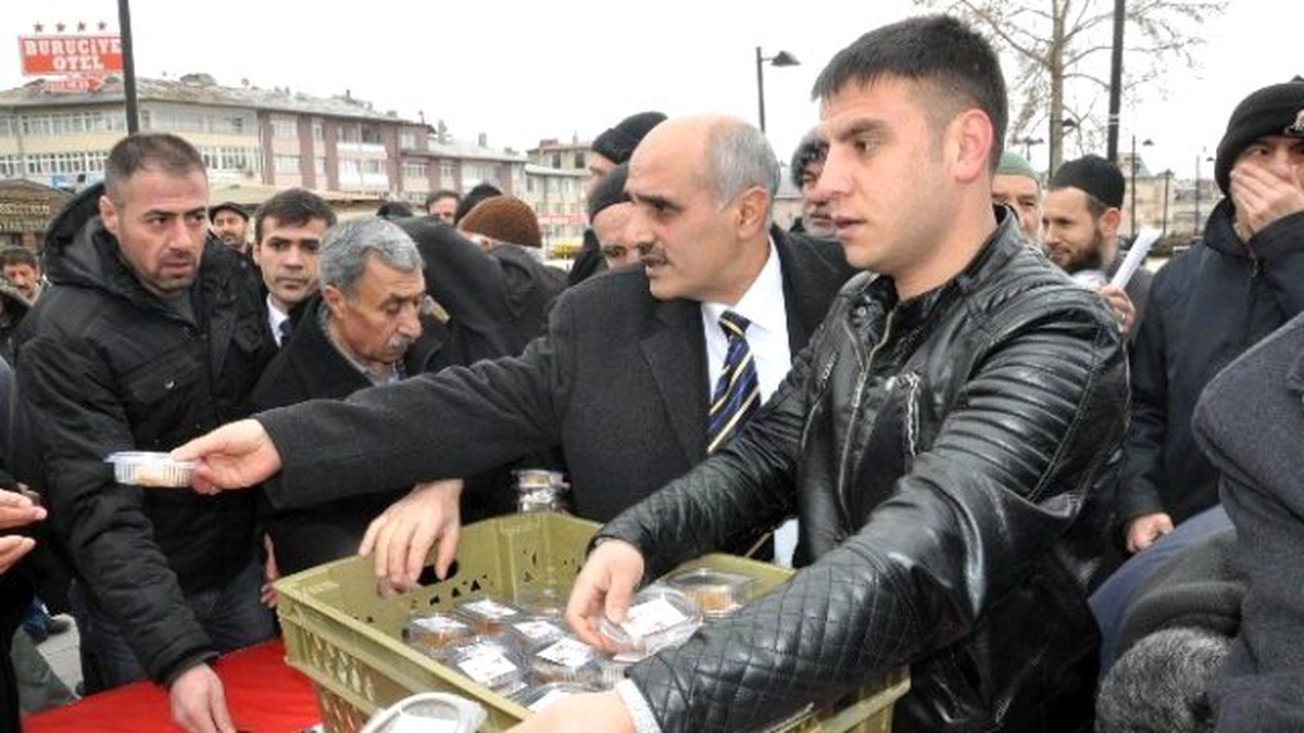 Sivas\'ta Necmettin Erbakan İçin Helva Dağıtıldı