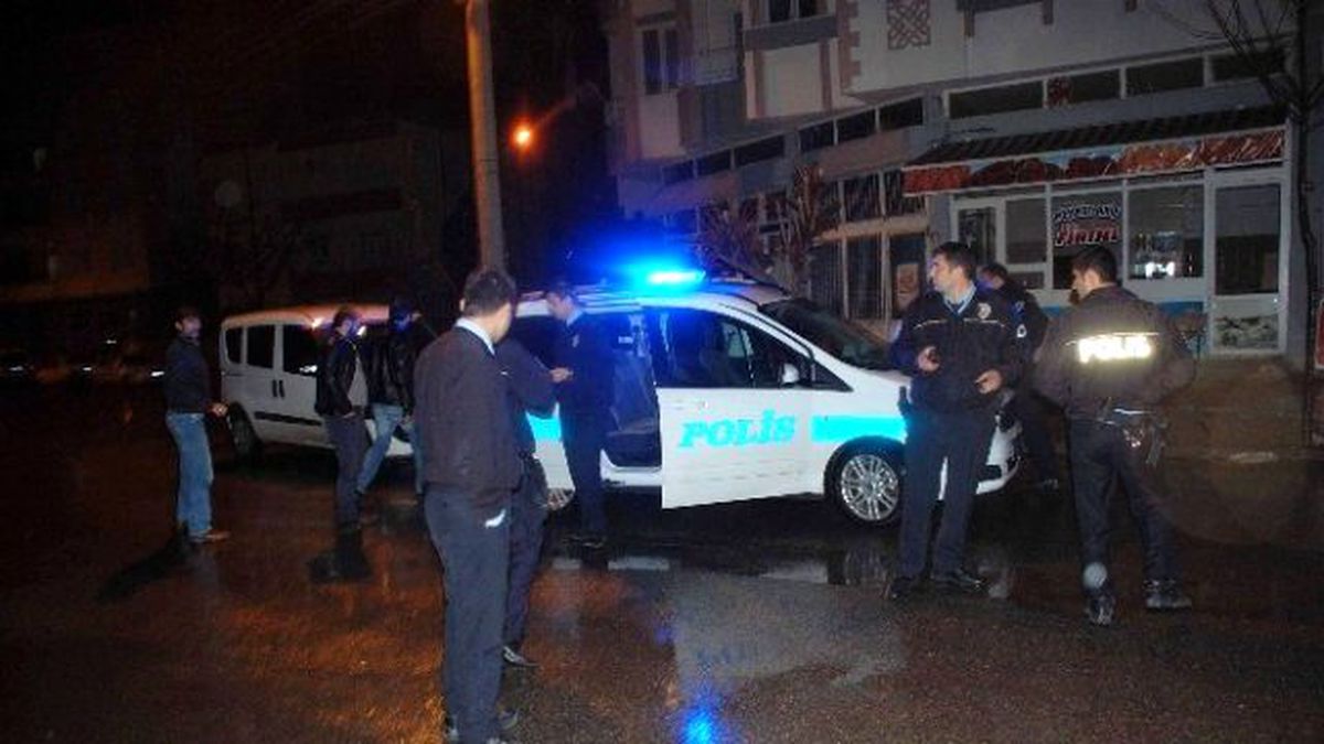 Sokak Ortasında Boynuna Bıçak Dayayan Kadın Polisi Alarma Geçirdi