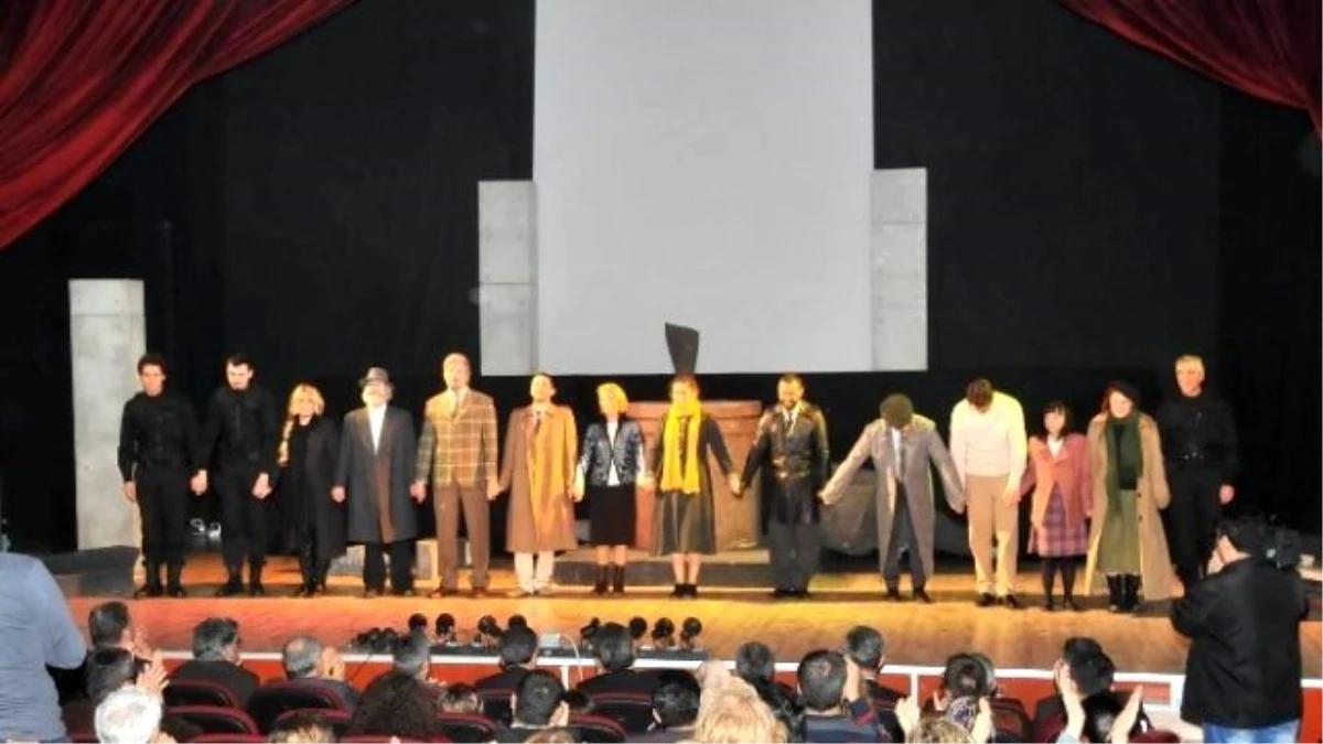 Tarık Buğra\'nın "Ayakta Durmak İstiyorum" İsimli Tiyatro Oyununa Yoğun İlgi