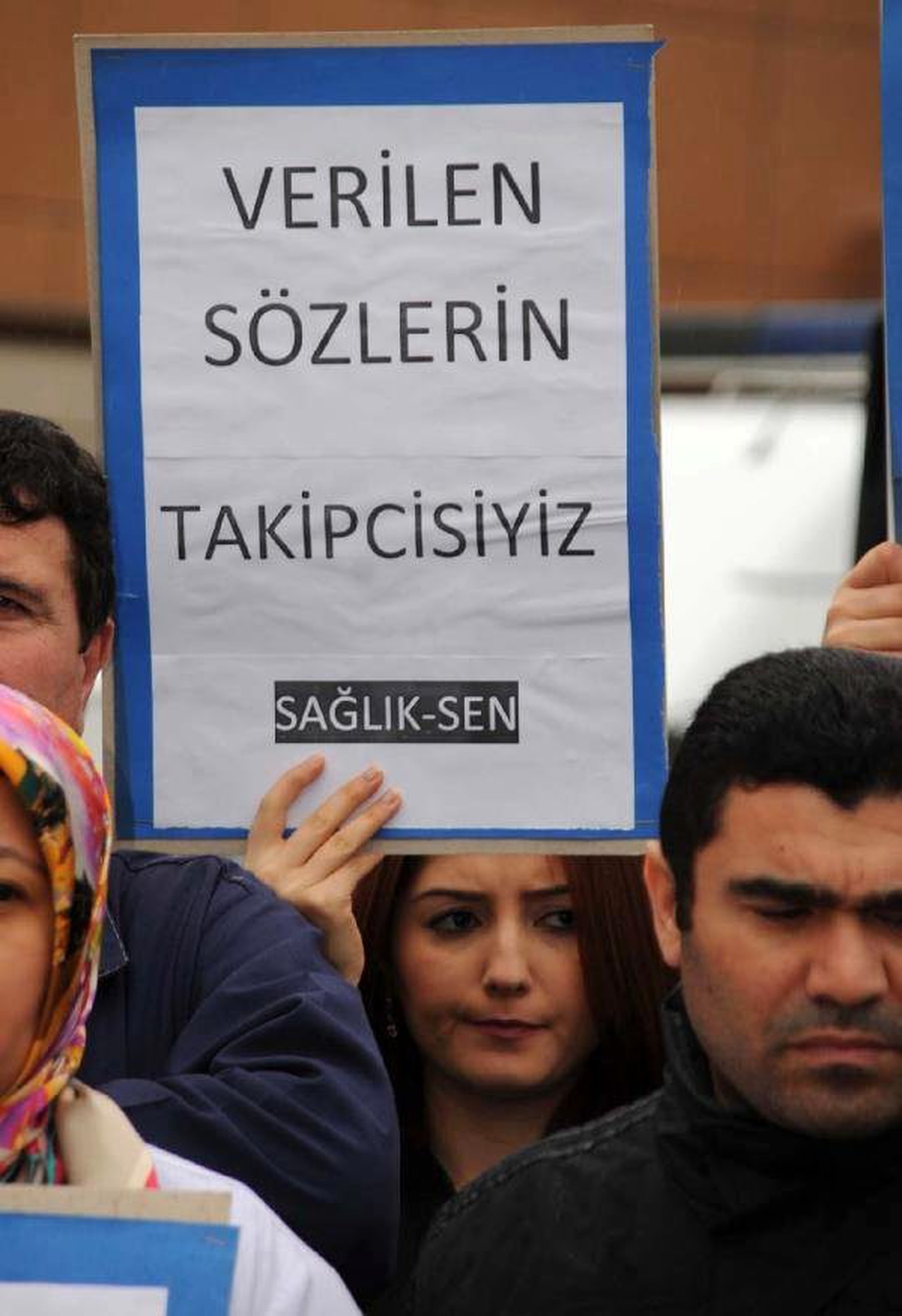 Tokat\'ta Sağlık Çalışanlarından Yağmur Altında Eylem