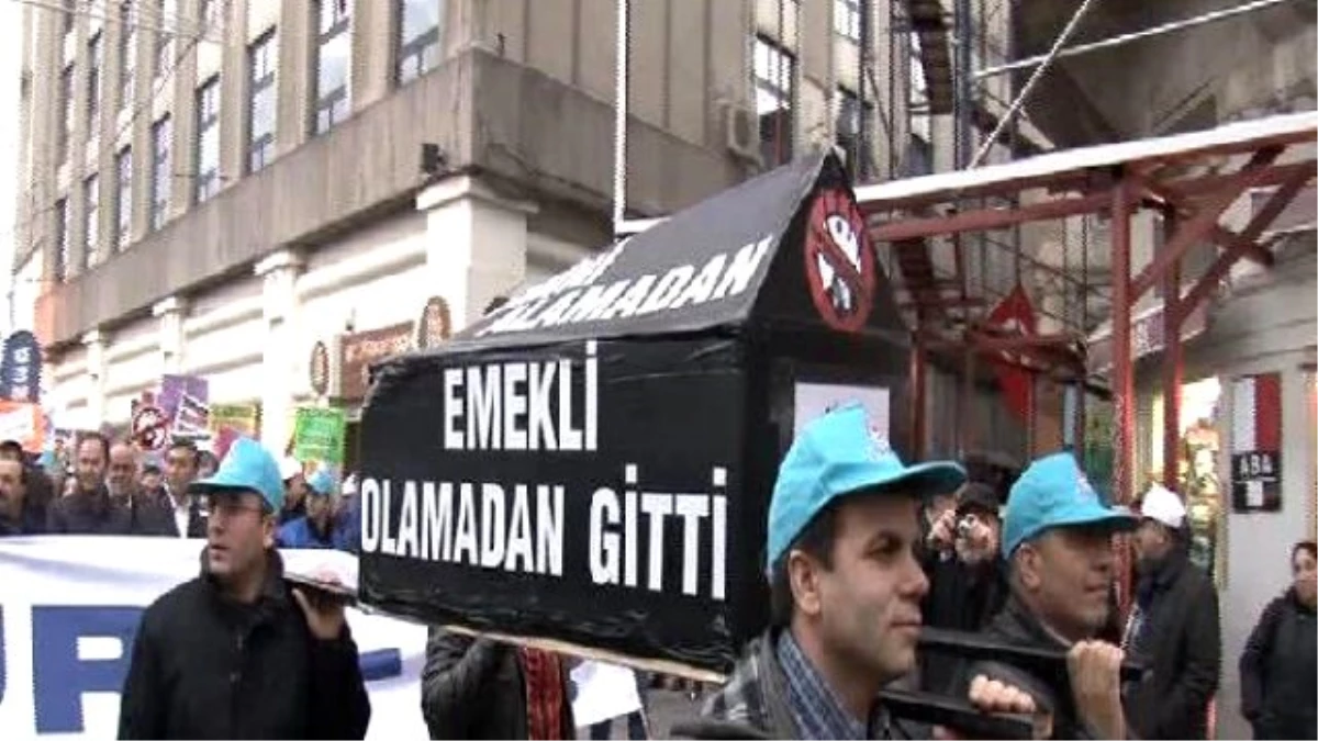 Türk-İş\'ten "Tabutlu" Kıdem Tazminatı Eylemi