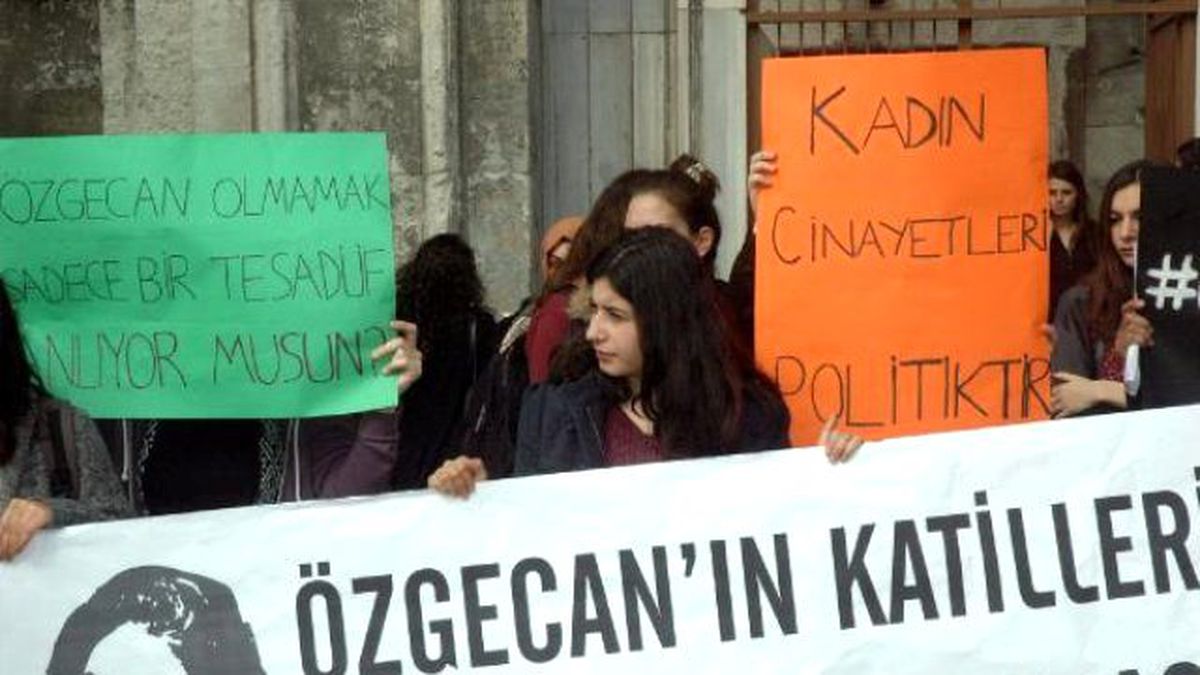 Üniversiteli Kız Öğrencilerden Özgecan Eylemi
