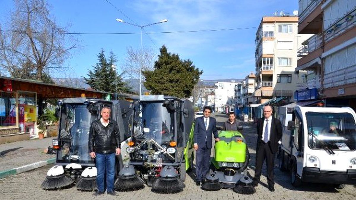 Yol Süpürme Araçları Görücüye Çıktı