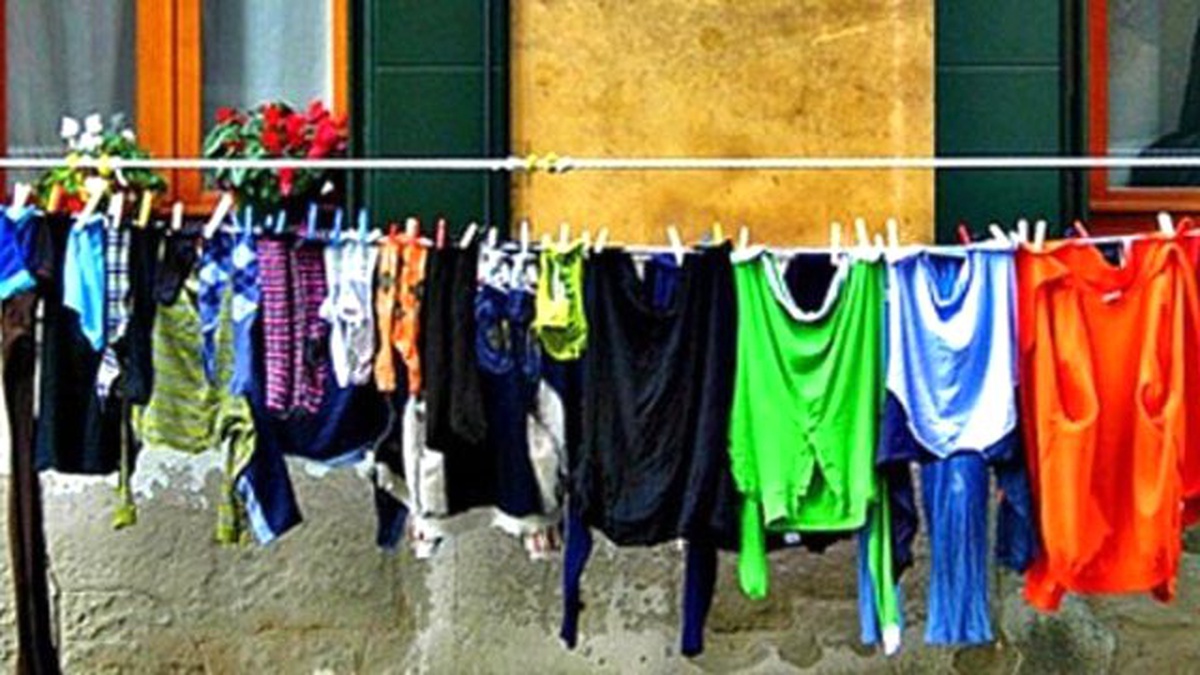 Balkonuna Astığı Çamaşırlarını Çaldılar