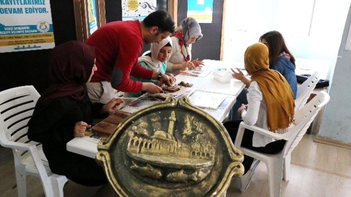 Alçı Rölyef Kursiyerleri Sergiye Hazırlanıyor