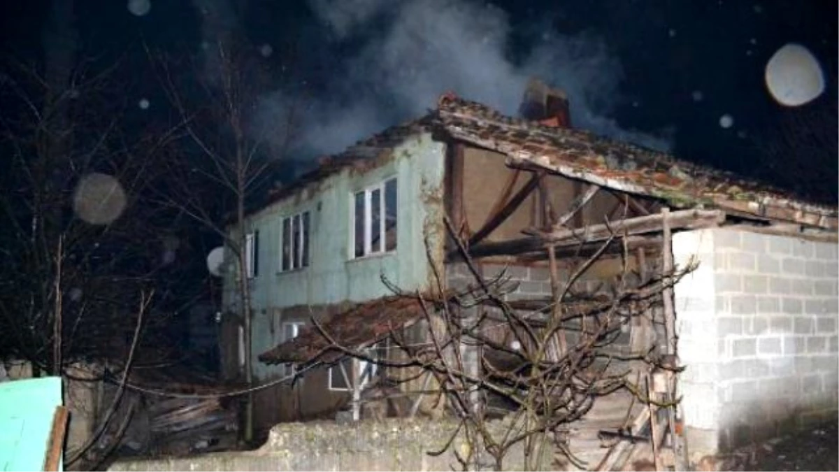 Bursa\'da İki Katlı Ev Yandı