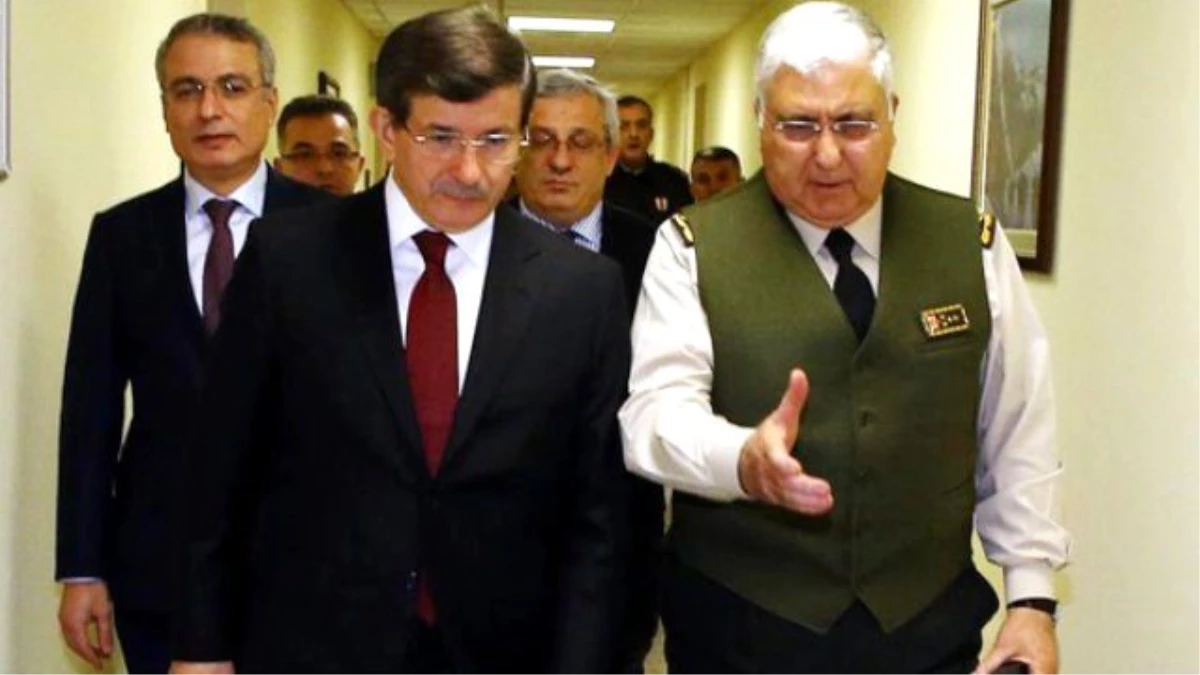 Karargahta Bir İlk! Davutoğlu, Şükür Namazı Kılmış