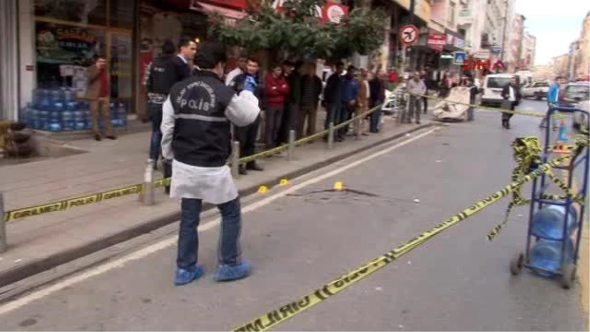 Dha İstanbul - Polisin Şüpheli Bularak Aramak İstediği Kişi Kişi Bıçakla Saldırdı.