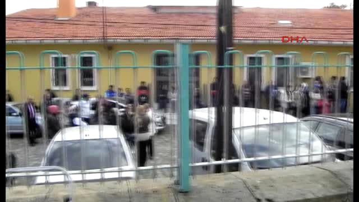 Foça Kaygan Zemin Virajda Kaza Getirdi: 1 Ölü 4 Yaralı