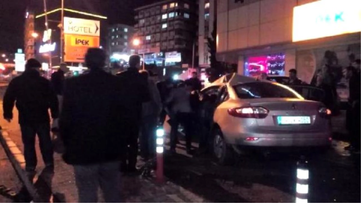 Gebze\'de Otomobil Park Halindeki Araca Çarptı: 2 Yaralı
