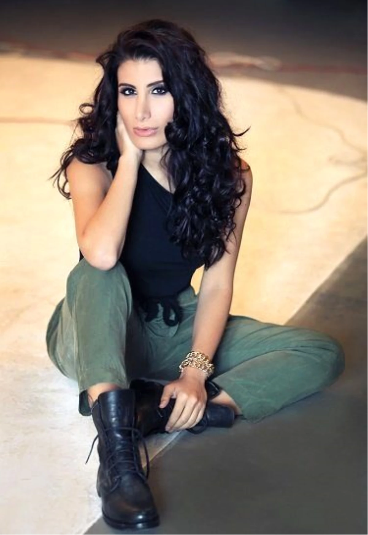 İrem Derici'nin Eşi Dövme Yaptırırken Zor Anlar Yaşadı