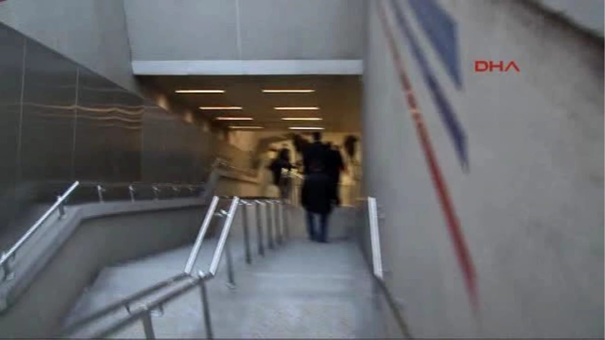 İzmir Metrosu\'nda Merdiven Kazası