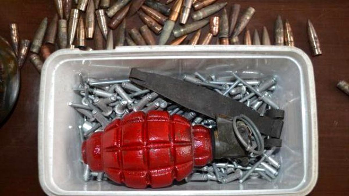Kırklareli\'ndeki Evde El Bombası ve Mühimmat Bulundu (2)