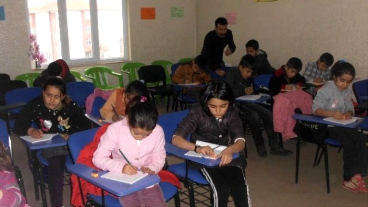 Kobanili Çocuklar Kürtçe Eğitime Başladı