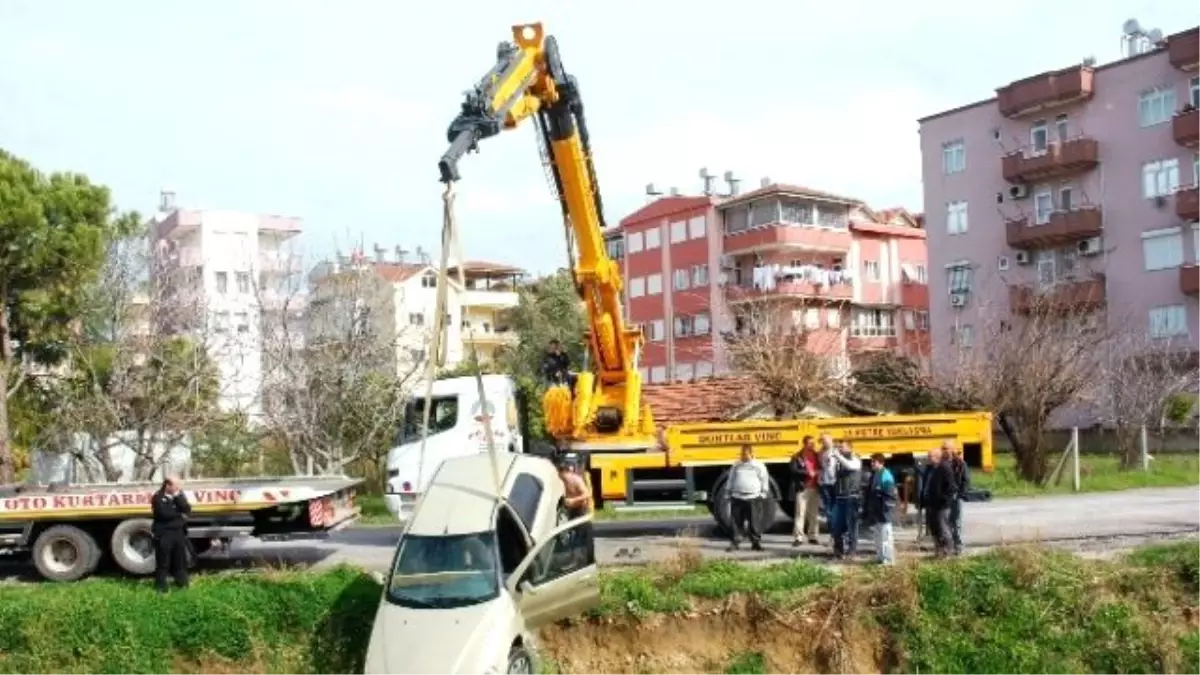 Otomobil Kanala Uçtu, Sürücünün Burnu Bile Kanamadı