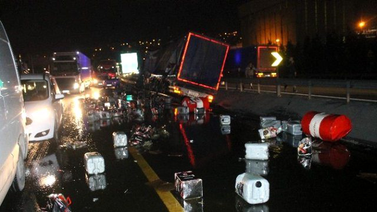 Kontrolden Çıkarak Karşı Şeride Geçen Tır Tem\'de Faciaya Neden Oldu: 1 Ölü 10 Yaralı