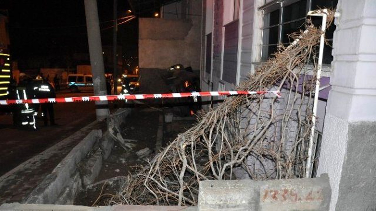 Otomobiliyle Evin Duvarına Girdi