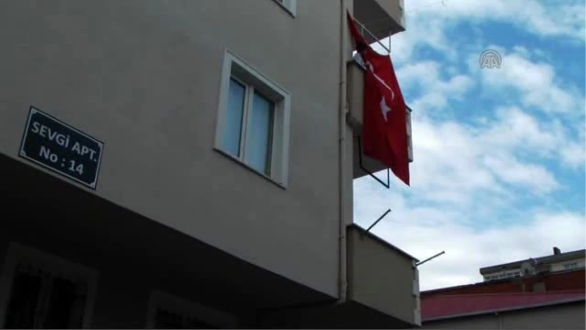 Şehit Uzman Çavuş Şengül\'ün Sokağına Türk Bayrakları Asıldı