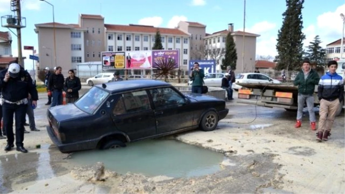 Seyir Halindeki Otomobil, Patlayan Suyun Açtığı Çukura Düştü