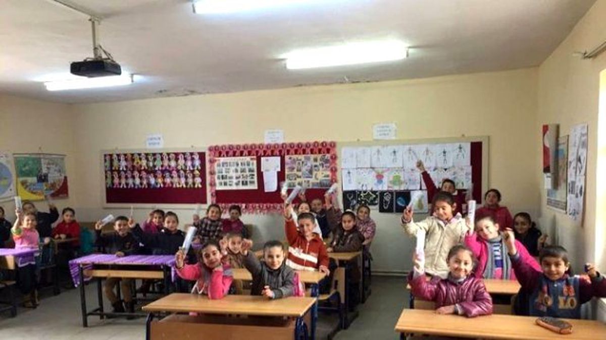 Türk Eğitim Sen\'den Mardin\'deki Öğrencilere Kırtasiye Yardımı