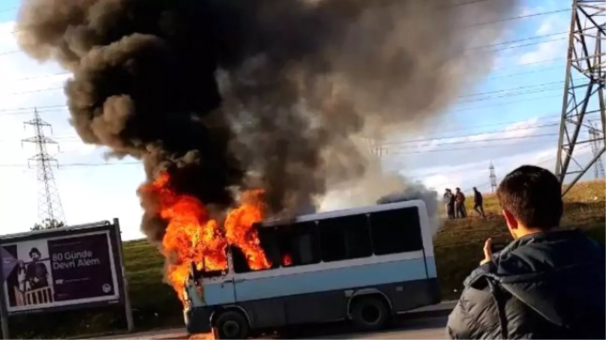 Üniversitelileri Taşıyan Minibüs Alev Alev Yandı