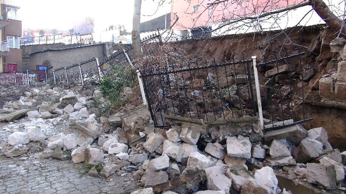 Yozgat\'ta Kar ve Yağmur Suları İstinat Duvarının Yıkılmasına Sebep Oldu