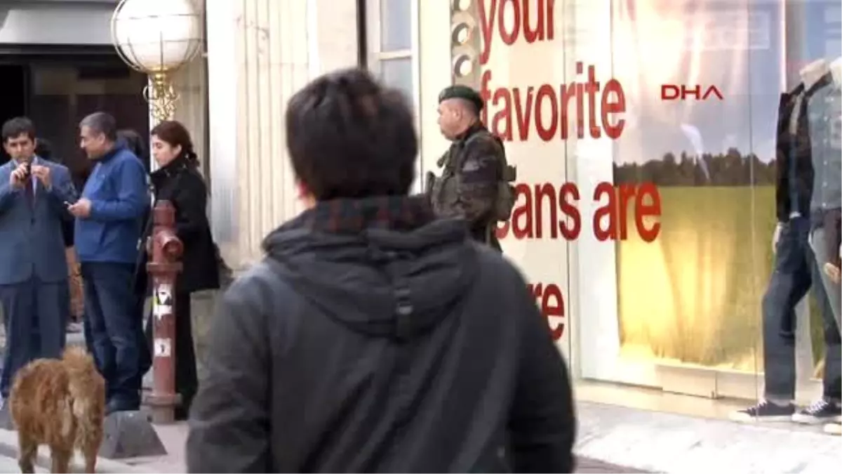 11. Cumhurbaşkanı Abdullah Gül İstiklal Caddesi\'nde Yürüdü