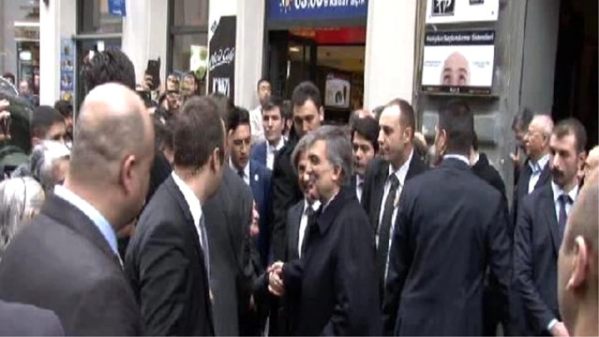 11. Cumhurbaşkanı Abdullah Gül İstiklal Caddesi\'nde Yürüdü